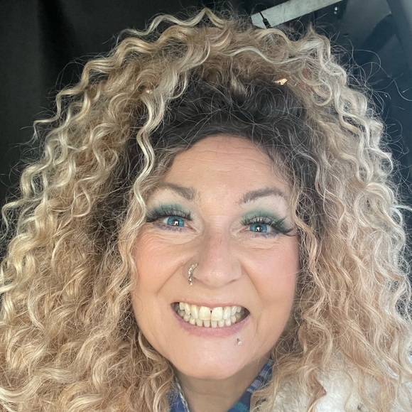 Meet your Posher, Gina⭐️⭐️⭐️⭐️⭐️ posh ambassador and five star rated seller - Picture 3 of 4